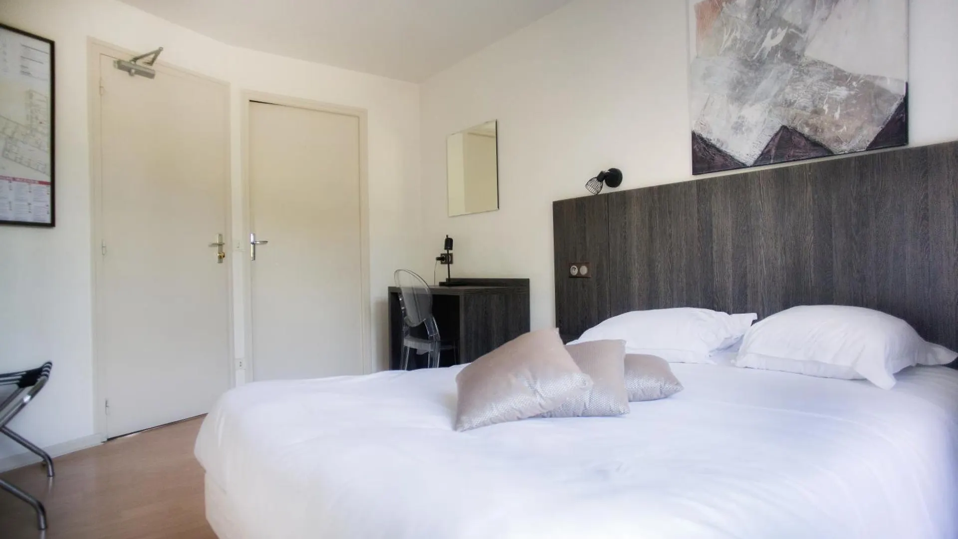 Le Victor Hugo - Hotel Et Restaurant - Logis Hotels Saint-Céré 2*,