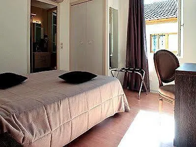 Le Victor Hugo - Hotel Et Restaurant - Logis Hotels Saint-Céré 2*,